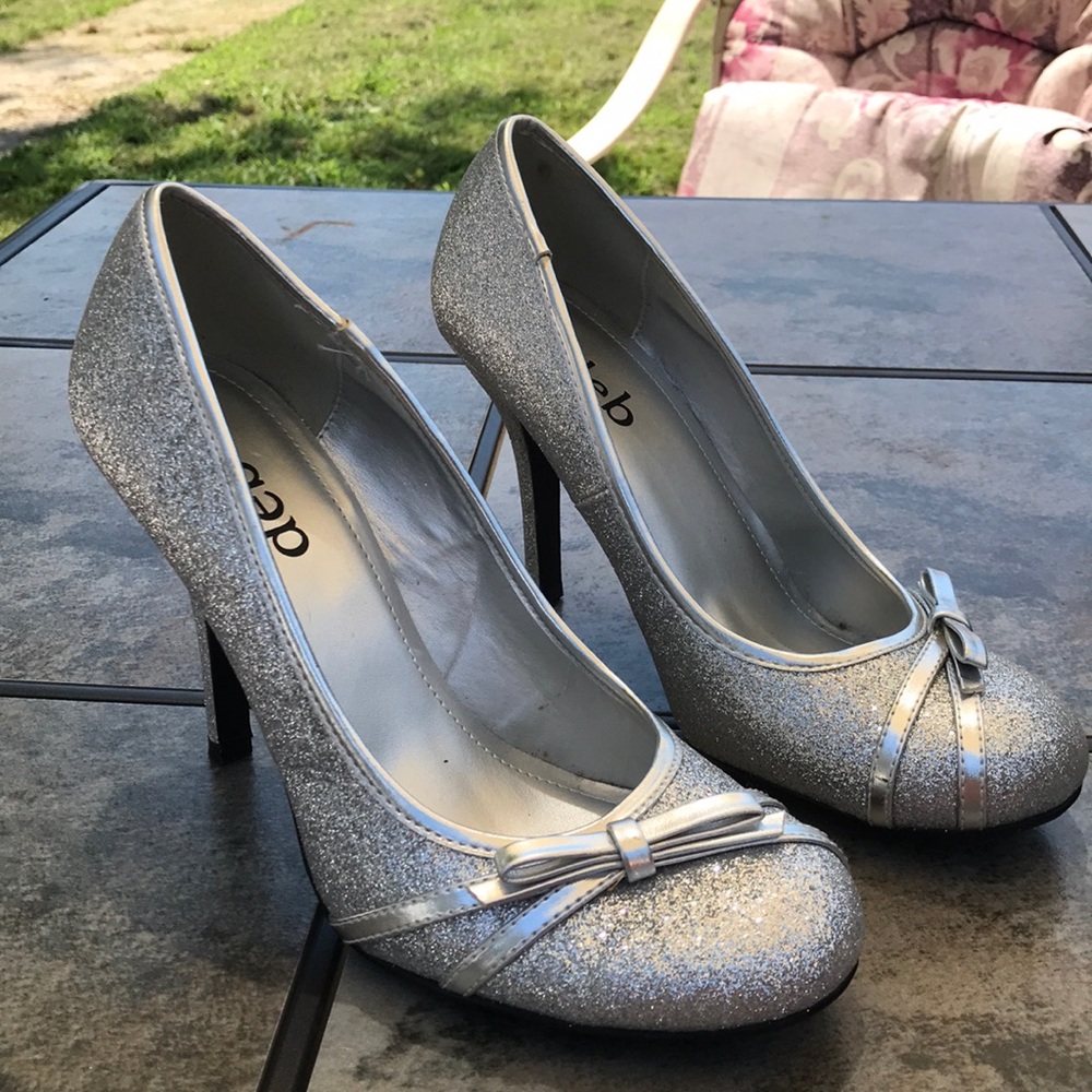 Deb Size 10 Silver Glitter heels